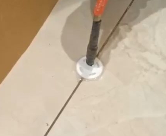 麦积瓷砖空鼓维修公司专业解答瓷砖在铺贴过程中，如果没有涂抹均匀到位的粘结材料（如水泥砂浆或瓷砖胶），可能会导致以下问题