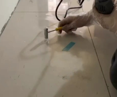 麦积瓷砖开裂维修公司专业分享瓷砖在铺贴前如果没有沥干水分，将会导致以下问题